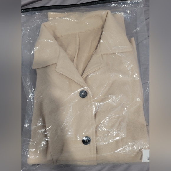 Mid-Length Coat for Women Elegant Notched Lapel & Single-Breasted Button Design. - Picture 4 of 6